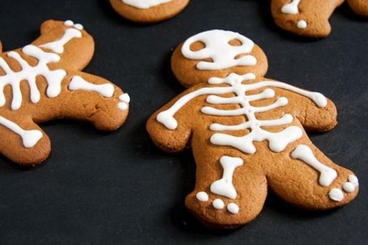 Biscoito com formato de boneco e ossos desenhados em cima.