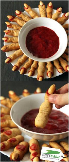 Biscoito em formato de dedo servido com geleia vermelha.