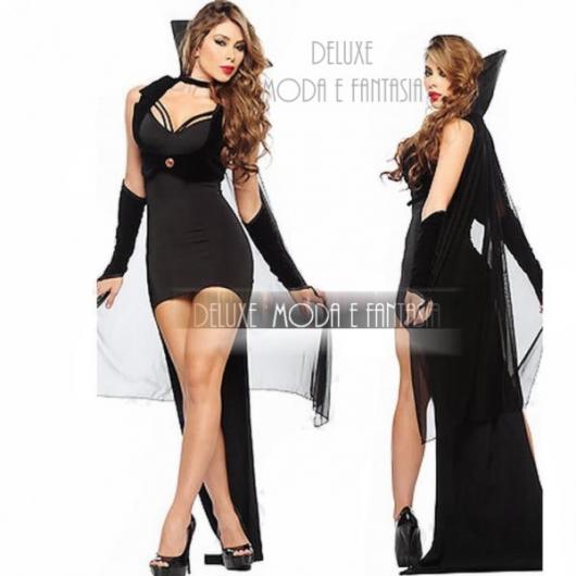 fantasia de vampira improvisada de vestido preto e capa