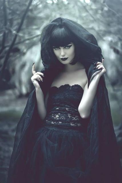 fantasia de vampira de vestido e capa preta