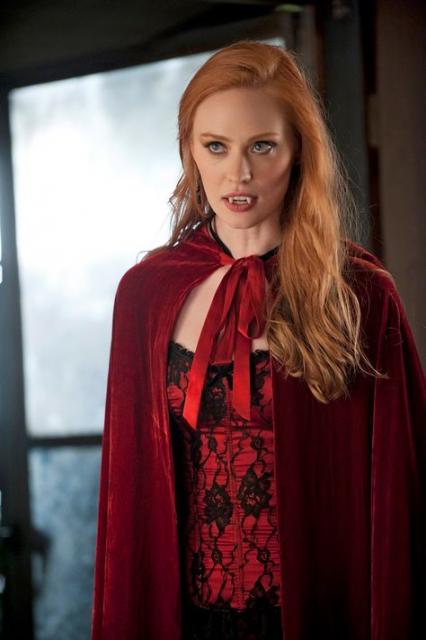 fantasia de vampira de vestido e capa de veludo vermelhos