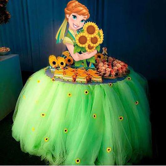 mesa redonda com tule ao redor como saia de vestido de Anna do Frozen