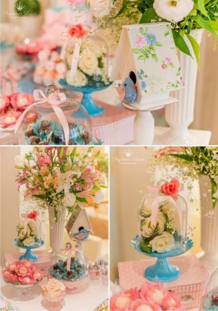 Decoração com vasos e rosas dentro de vidros.