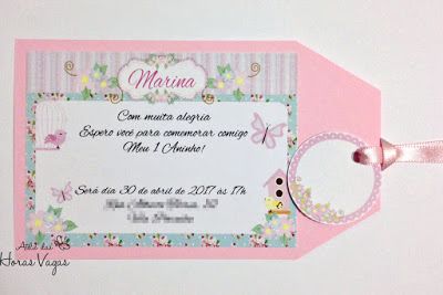 Convite rosa com detalhes em azul, rosa e violeta.