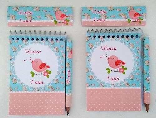 Mini bloquinhos com capa rosa e azul.