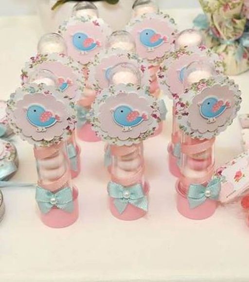 Porta docinhos rosa com detalhes azuis.