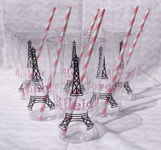 Copos transparentes com o desenho da Torre Eiffel.