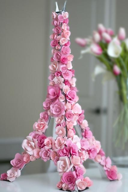 Torre Eiffel feita com flores rosas.