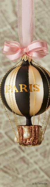 Bola decorativa preta e dourada com a palavra Paris escrita.