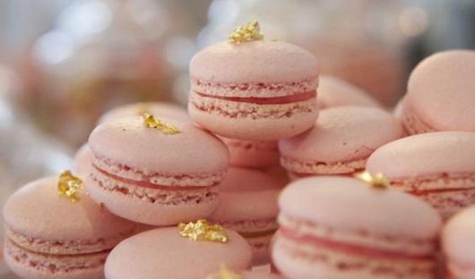 Macarons rosa claro com detalhe dourado em cima.