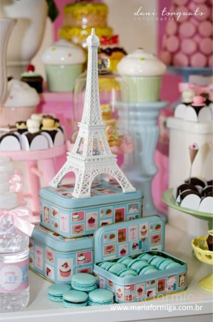 Decoração com latinhas azuis, macarons e Torre Eiffel.