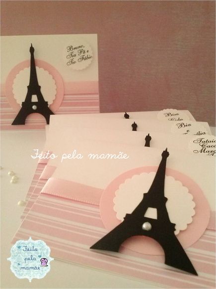 Envelope de convite rosa claro com Torre Eiffel em preto no meio.