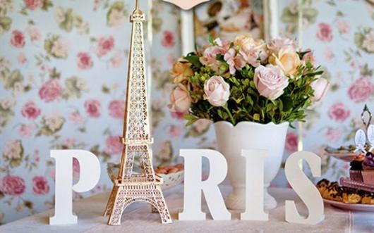 Letras decorativas formando a palavra Paris, com Torre eiffel no lugar da letra "A".