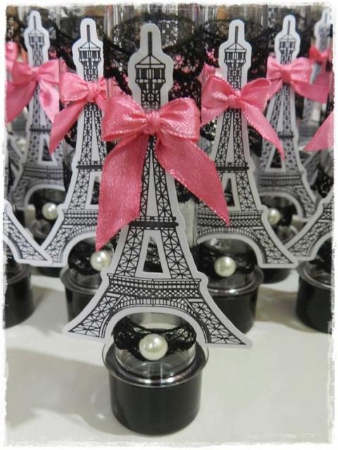 Potinho preto com torre Eiffel em cima e laço rosa.