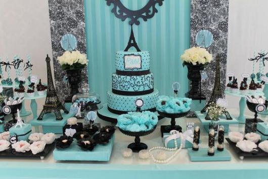 Decoração com fundo, doces e bolo azul.