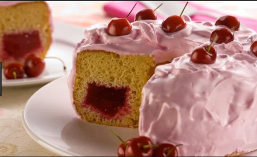 bolo com camada rosa e cerejas