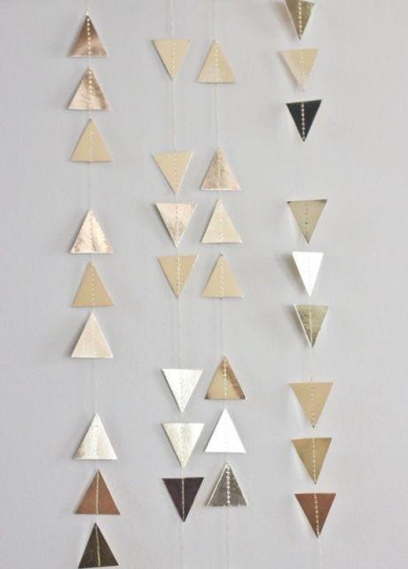 cordão de triângulos feito com papel laminado dourado
