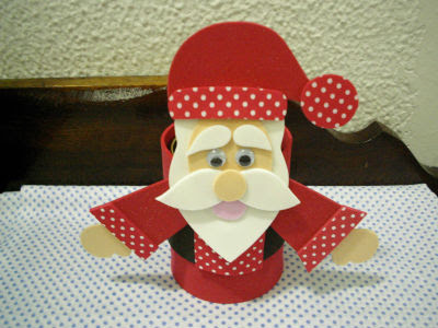 lata coberta com EVA com decoração de Papai Noel 