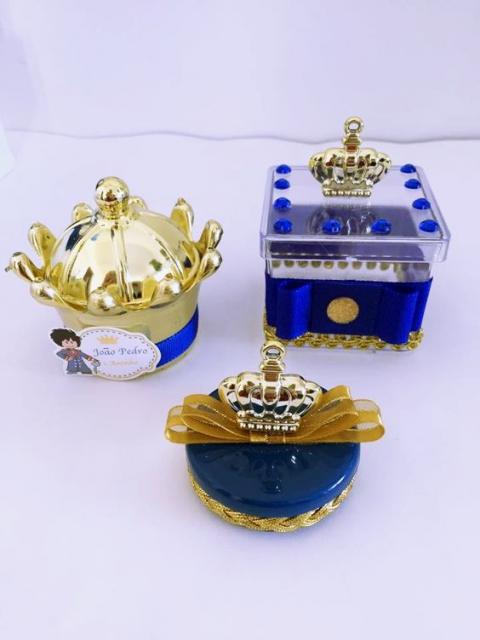 caixinhas de plástico decoradas com Pequeno Príncipe e coroas