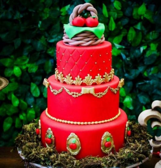 bolo vermelho e dourado