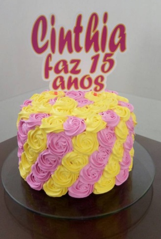 bolo rosa e amarelo