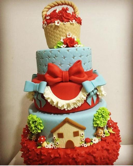 bolo chapeuzinho vermelho de três andares com cesta de comidas no topo