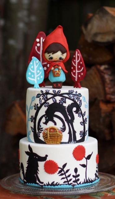 bolo chapeuzinho vermelho de dois andares com base branca e desenhos em preto da floresta e do Lobo 