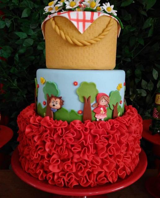 bolo chapeuzinho vermelho de três andares com uma camada de chantilly
