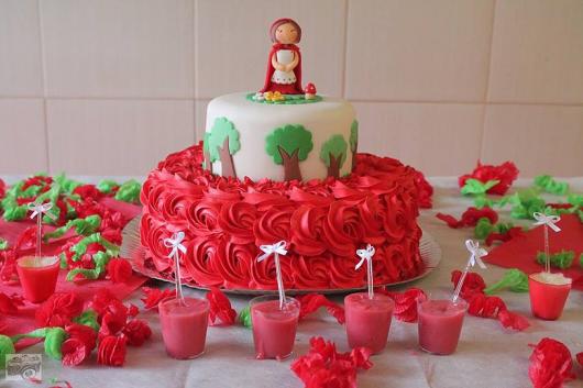 bolo chapeuzinho vermelho com uma camada de chantilly e outra de pasta americana