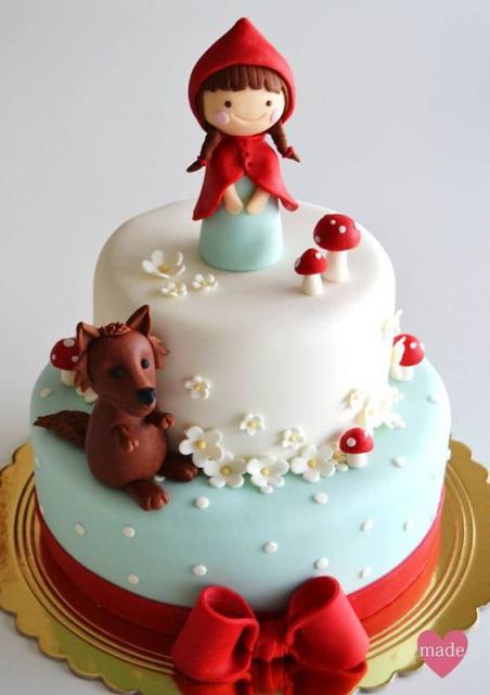 bolo chapeuzinho vermelho de duas camadas com a chapeuzinho e o lobo em cada uma