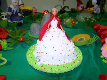 bolo de glacê com barbie como chapeuzinho vermelho