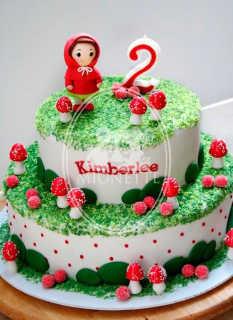 bolo chapeuzinho vermelho de dois andares com raspas verdes que se assemelham a grama