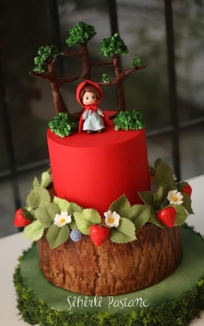 bolo chapeuzinho vermelho com um andar com textura de tronco de árvore