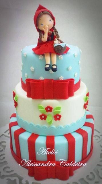bolo chapeuzinho vermelho de três andares nas cores azul e vermelho