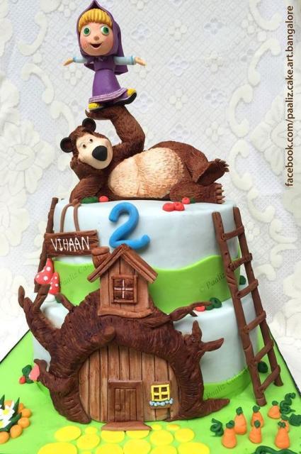 Bolo com a casa do Urso e uma escada.
