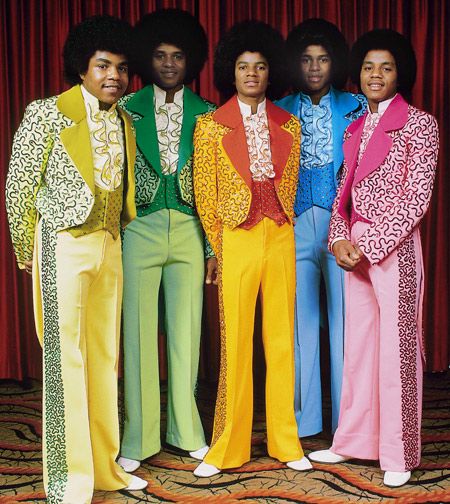 Jackson Five, com roupas ternos coloridos.