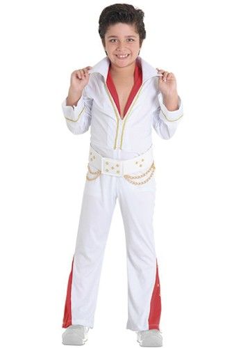 Menino vestido com macacão branco e vermelho, imitando o Elvis Presley.