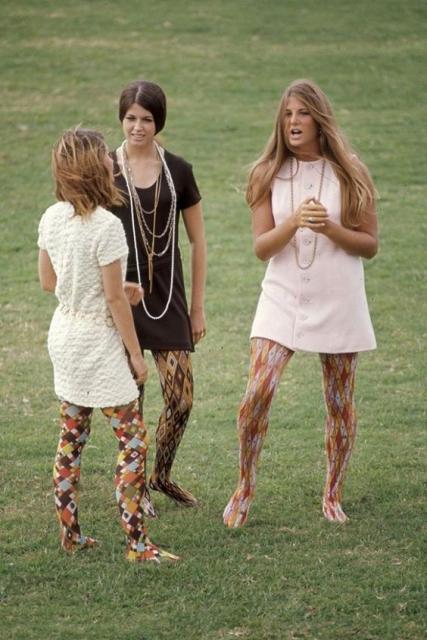 Mulheres com vestidos e meia calça estampadas.