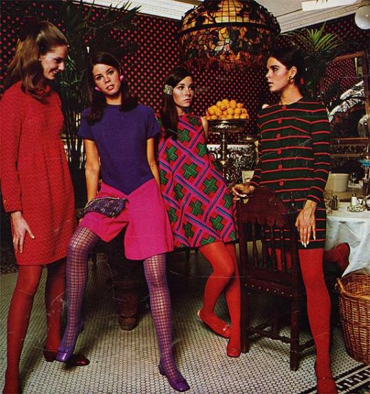 Mulheres com vestidos e meias-calças coloridas.