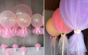 Centro de mesa feito com balões e tule em cores variadas