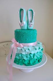bolo com sapatilhas de ballet no topo, na cor verde agua