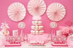 mesa principal com fundo rosa e prato com saia de tule