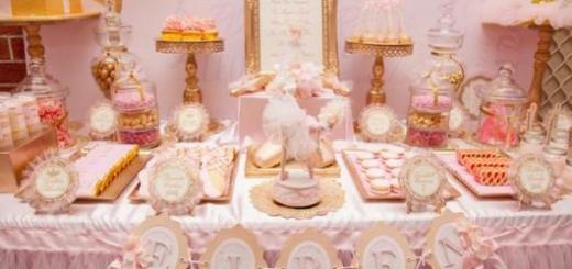 decoração de mesa com rosa bebê, branco e dourado
