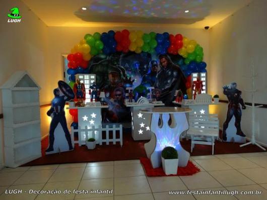 Decoração com móveis brancos e bexigas coloridas.
