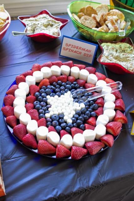 Frutas e doces formando o símbolo do Capitão América.