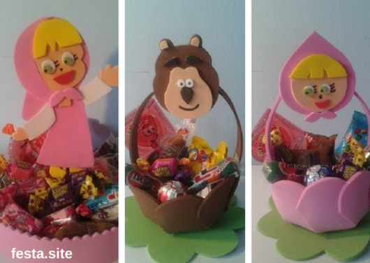 cestinhas de EVA com doces como lembrancinhas Masha e o Urso 