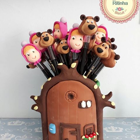 porta-lápis e lápis com personagens Masha e o Urso feito de biscuit