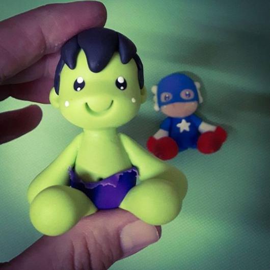 Boneco de Biscuit do Hulk e Capitão América.