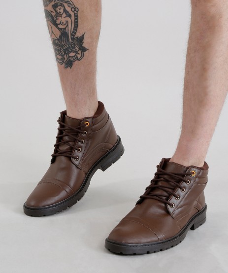 Sapato masculino marrom.