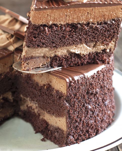 Imagem de bolo de chocolate com recheio.